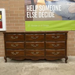 Bassett 9 drawers Dresser