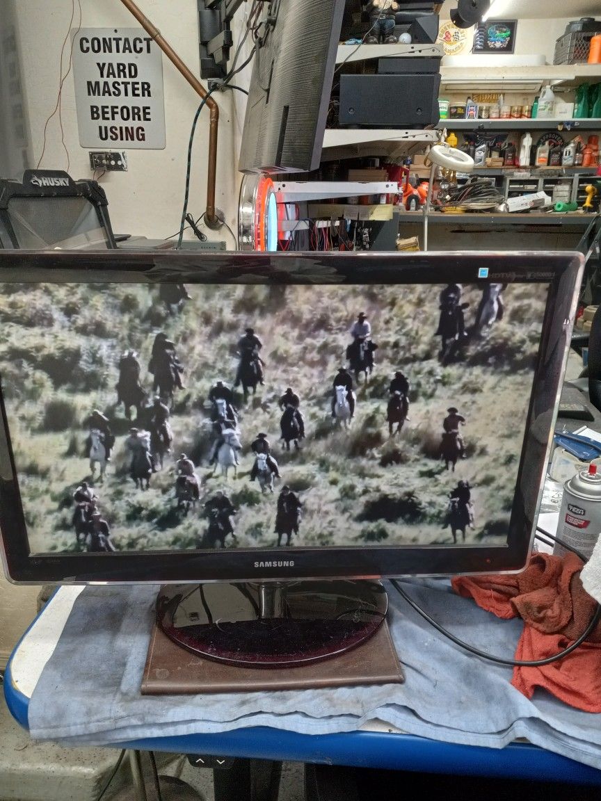 SAMSUNG 27" HDTV/MONITOR
