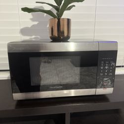 Frigidaire Microwave (like new)  Even with protective plastic on the number options (not scratched)