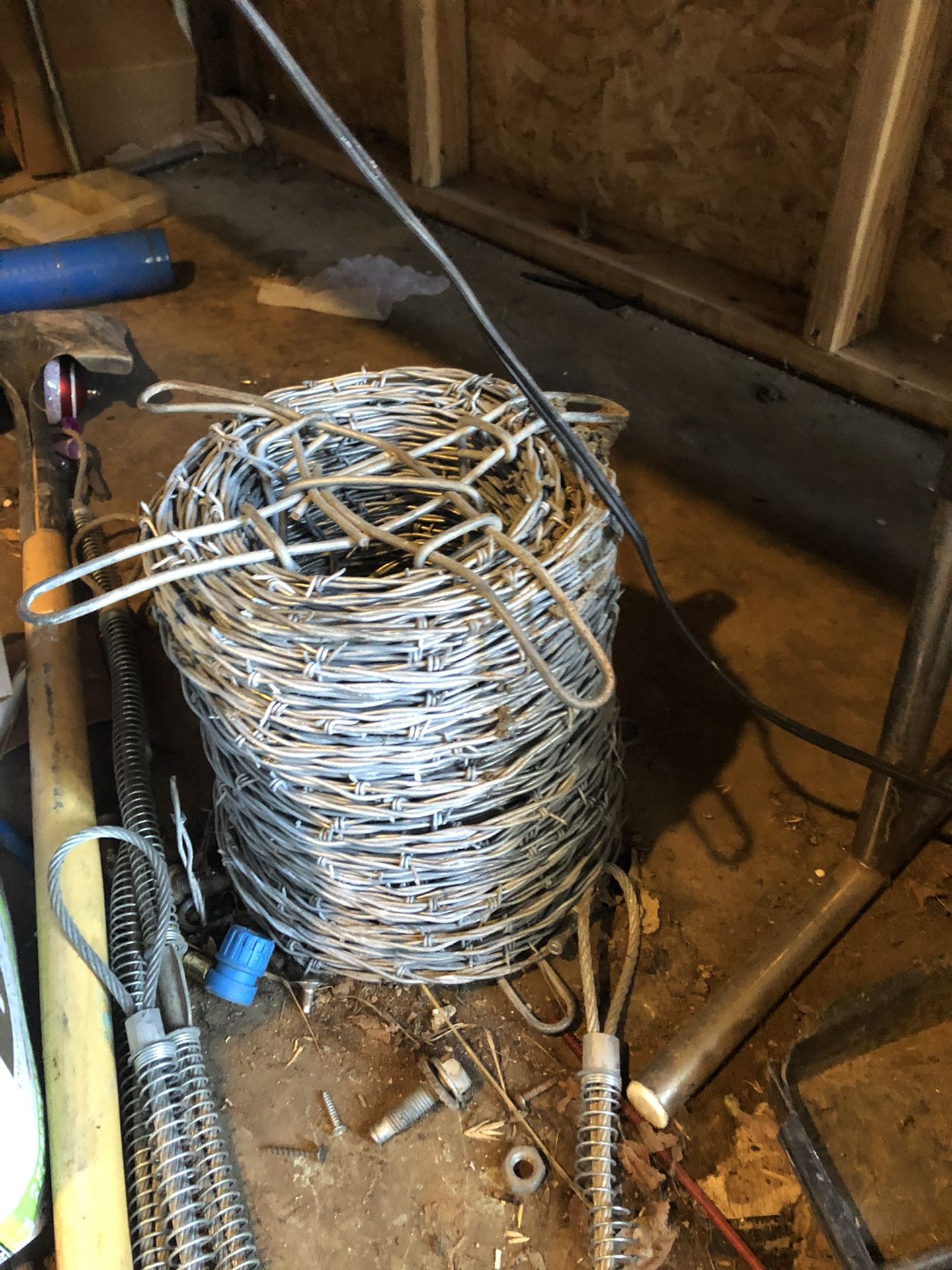 Barbed wire roll