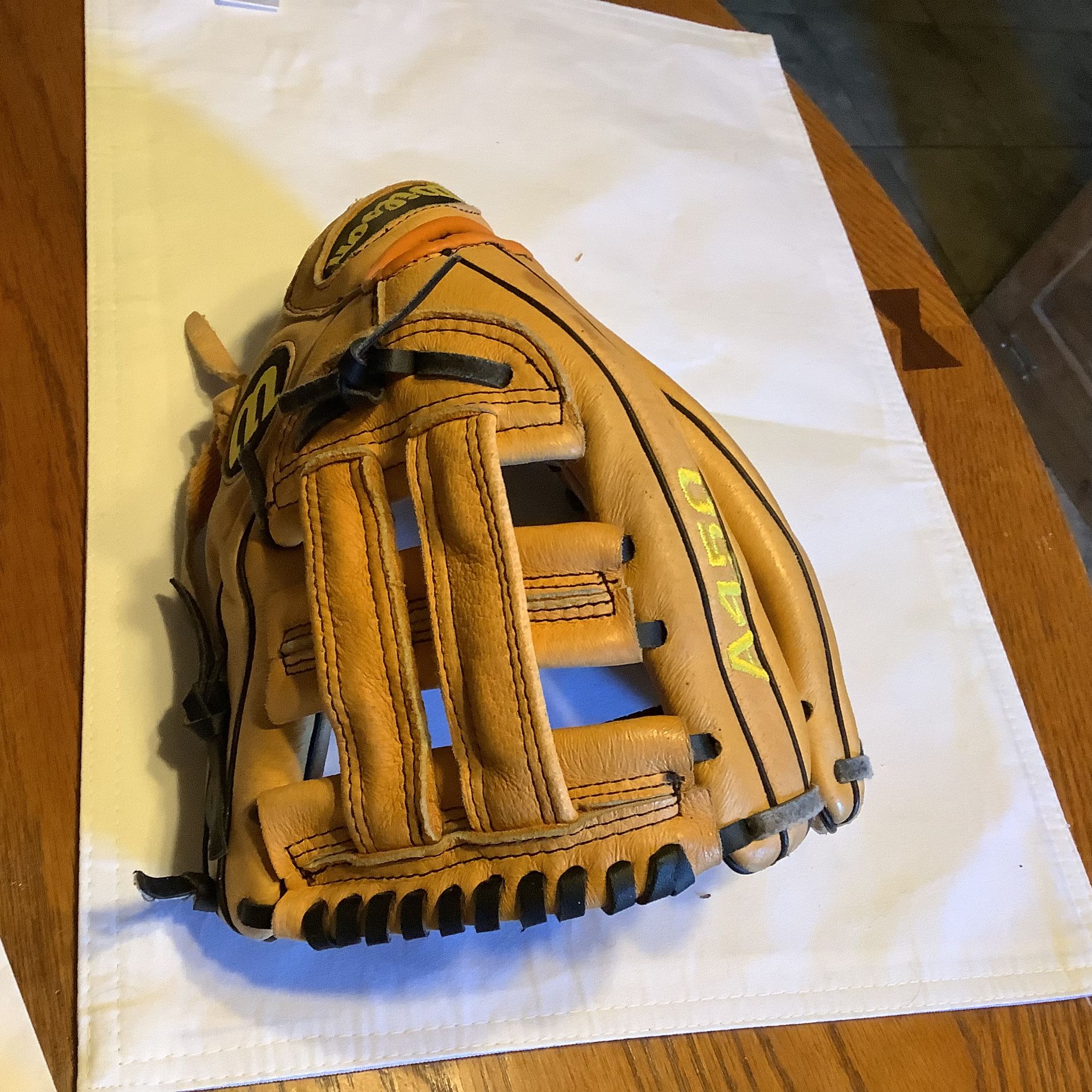 Wilson A450 leather baseball glove 11” comes with 2 baseballs, Plainfield, Illinois 