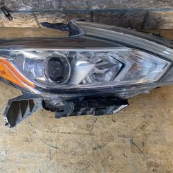2016,2017,2018 Nissan Altima Right Side Headlight
