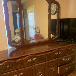 Dresser With Mirror 