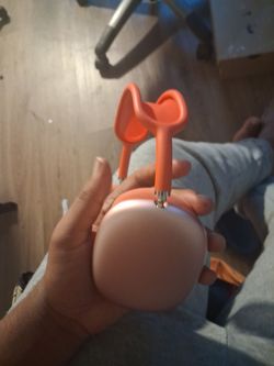 Pink airpod maxs got case for it