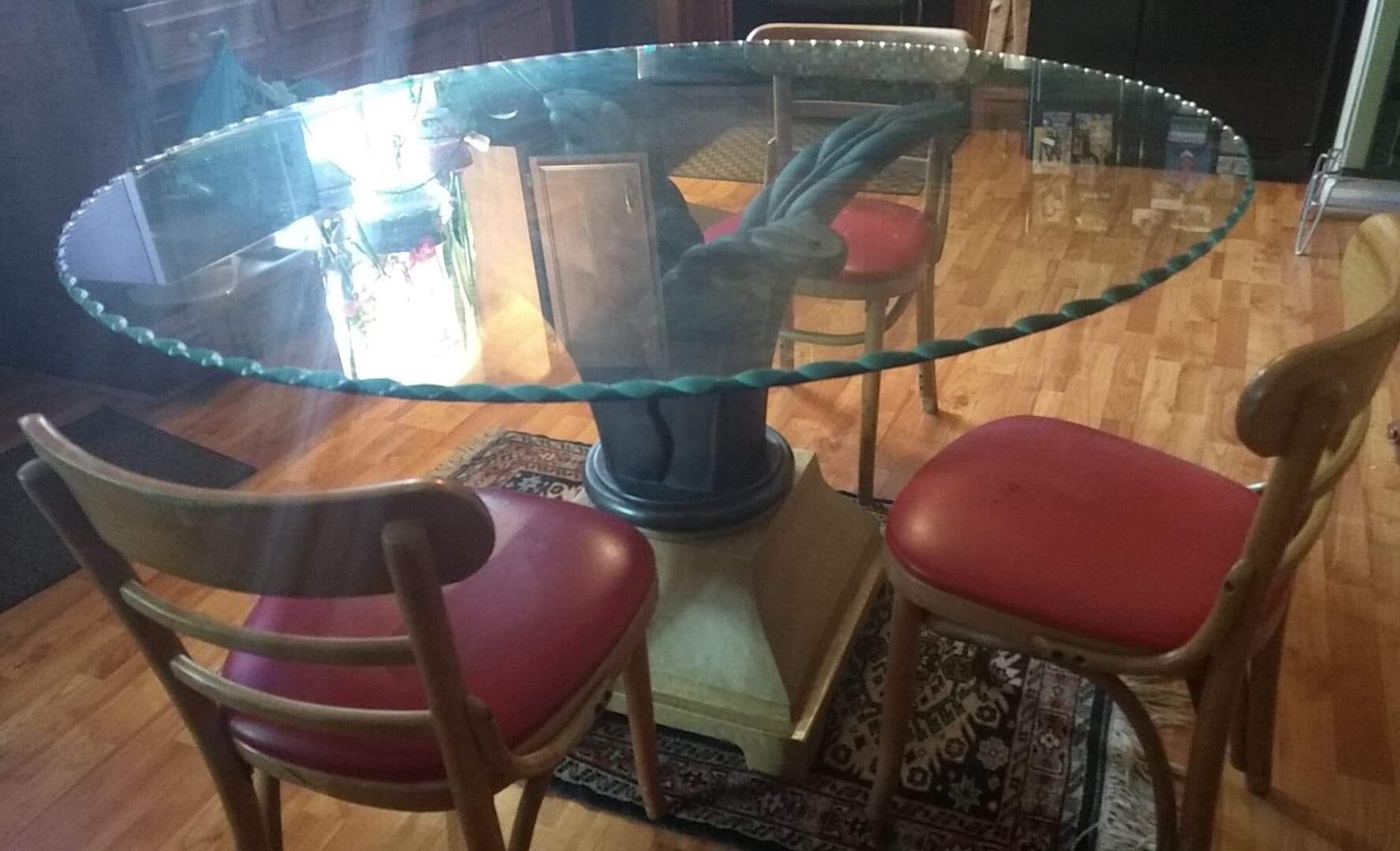 Table.. With Thick Glass..and base. Comes w 4 chairs $125.. Prince George