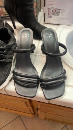 Women Nikes 8, 8.5
