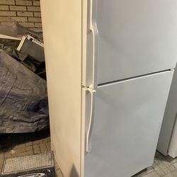 EXCELLENT RUNNING LARGE 21 cu ft KENMORE WHITE https://offerup.com/redirect/?o=RlJJREdFLk5P ISSUES. HAS GOOD RUBBER  DOOR SEALS. NOTHING MISSING IN IT