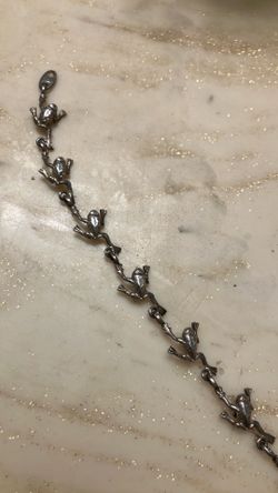 Silver bracelet of frogs
