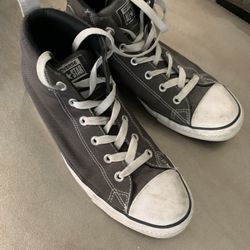 Good condition used men’s converse size 10 no rips or tears just need to be cleaned