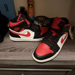 Air Jordan’s 1 Mid (GS) Size 8