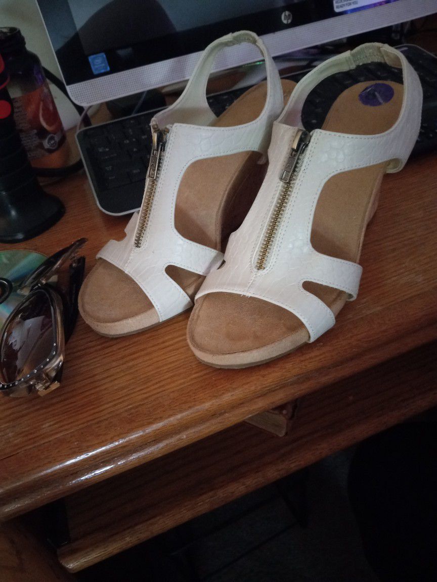 Womans Aersoles Size 8 Wedges