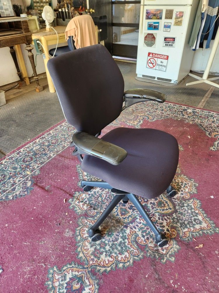 Very nice black desk office chair