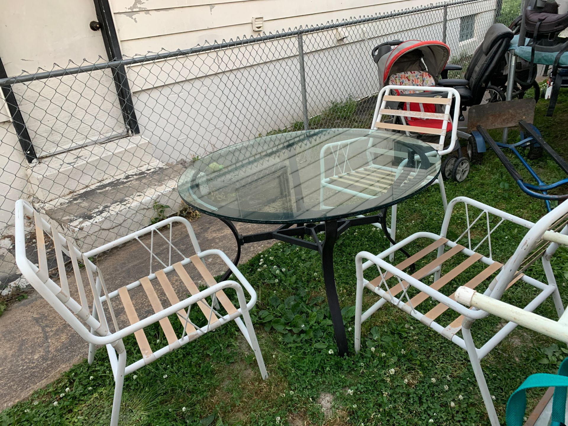 I’m great condition metal/glass table with 3 chairs