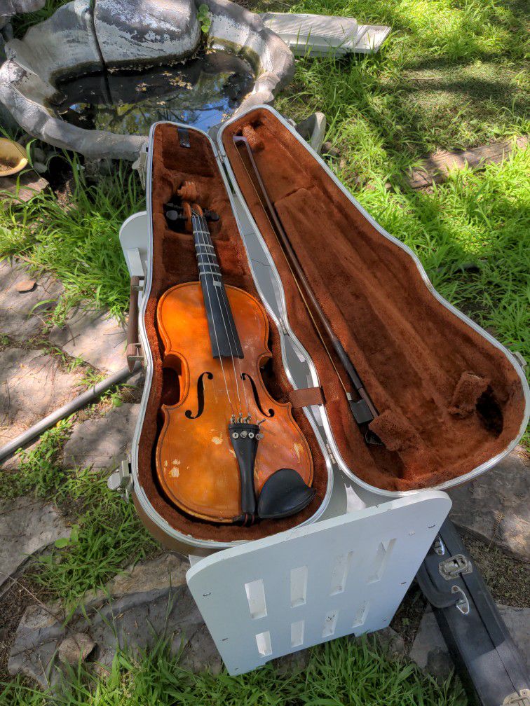 Violin With Bow And Case