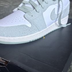 Jordan 1 Low Sea Moss/white 