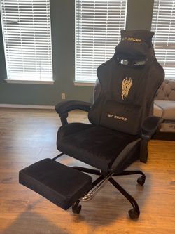 Soontrans Ergonomic Gaming Chair w/ Massage, Footrest & Reclining Back