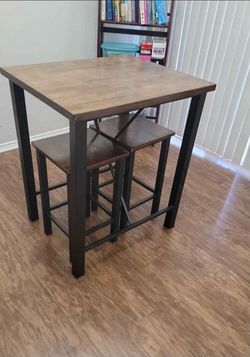 Table with 2 chairs