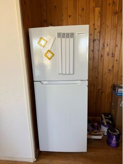 Frigidaire Top-Freezer Refrigerator – 10 cu ft | 2021