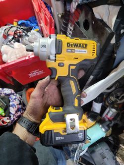 Dewalt  3 speed 1/2in impact with 5 Amp battery and charger