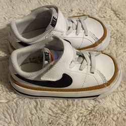 NIKE Size 5.5c