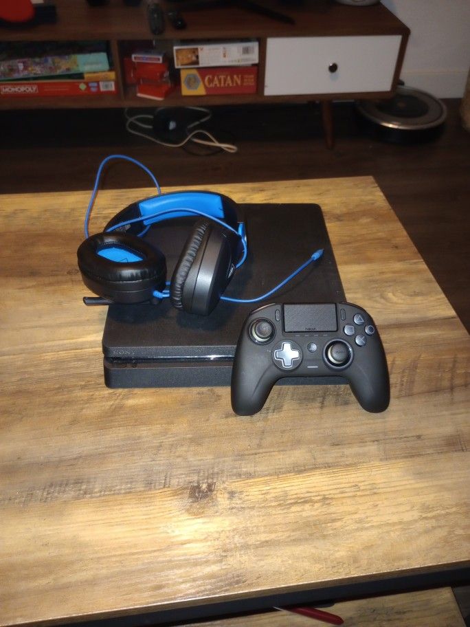 PS4 W/ Nacon Unlimited 3 Pro Controller and Turtle Bay Headphones.