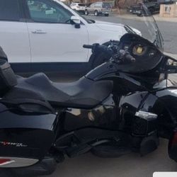 2014  Can Am Spyder RT. Motorcycle 