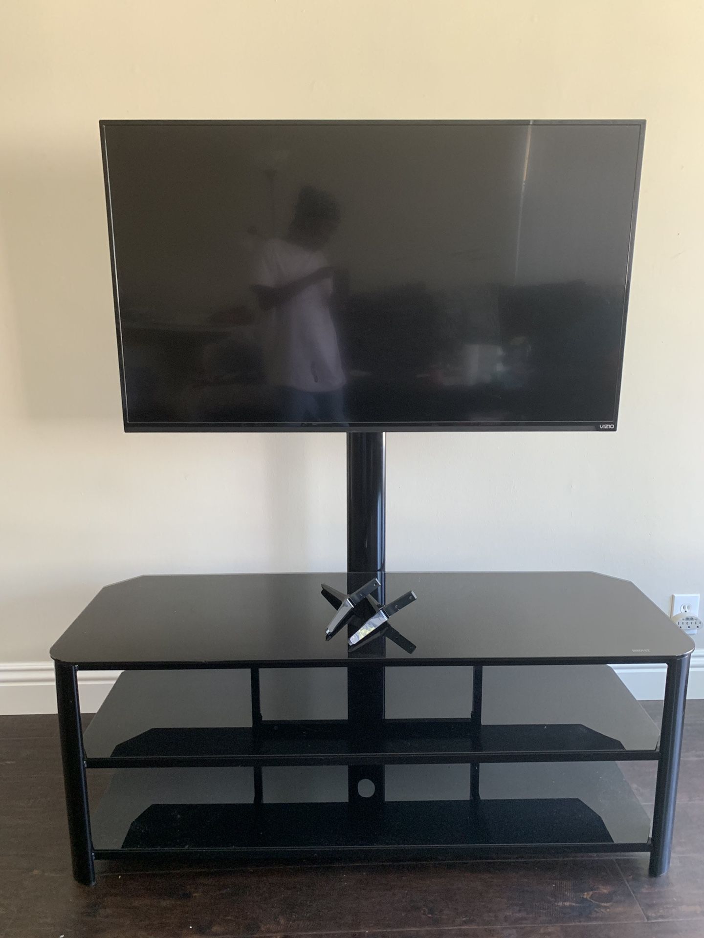 Vizio 47” 1080p SMART LED tv(tv mount/stand optional)