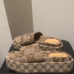 Gucci Slides ( Size 41 ) 