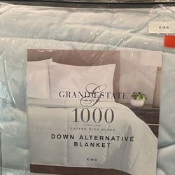 Grand Estate Hotel 1000 thread count king Down Alternative Blanket Lt Blue retails $100