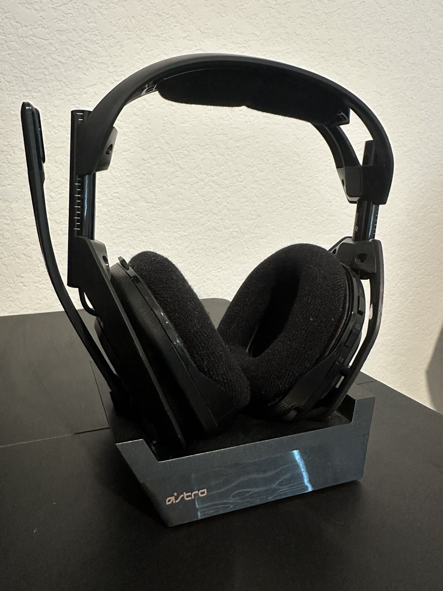Astro A50 Wireless Headset With Dock Station For PC/Xbox