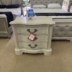 A. White Queen Uph. Bed, Dresser, Mirror, Nightstand / 4-piece Set