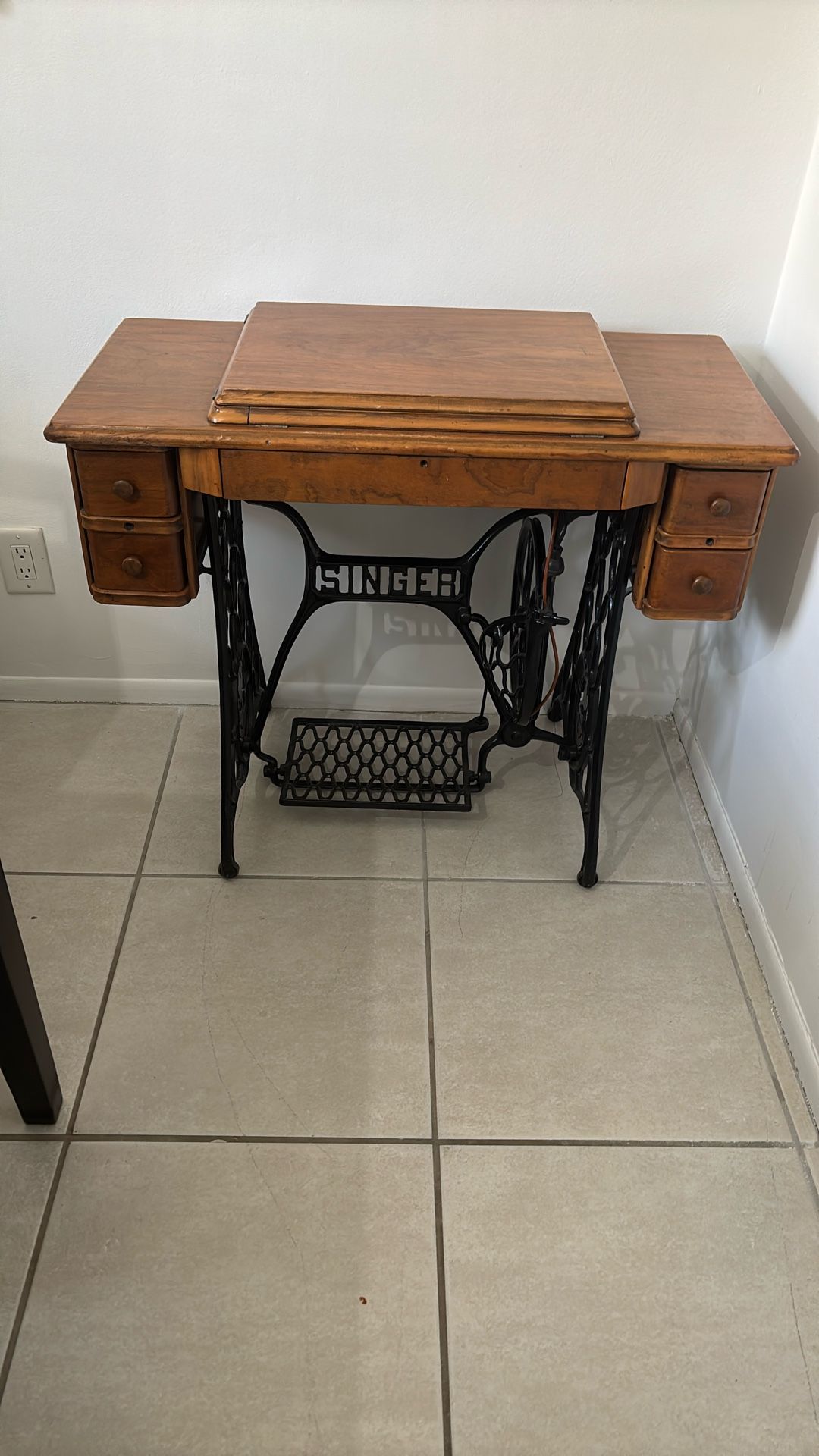 Singer Sewing Machine Excellent Condition 495 Dollars