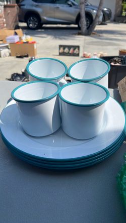 Set of 4 cups and plates