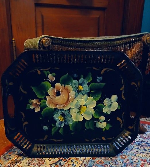 Vintage TOLEWARE BLACK METAL TRAY. GORGEOUS FLOWERS! - $18(Washington Park, i25 and Alameda, Denver)