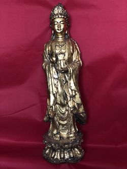 an ancient statue about 500 years old, Qing Dynasty, 24k gold plated. This Avalokitesvara Buddha statue needs to be placed in a sanctuary to bring