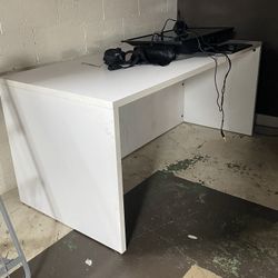 Desk With Detached Roller Cabinet 