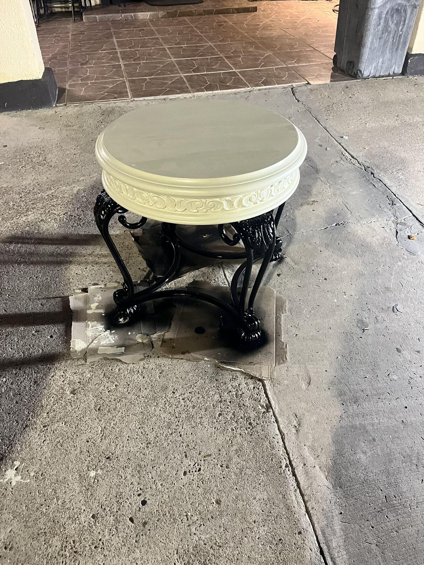 High End Vintage Black And White Table