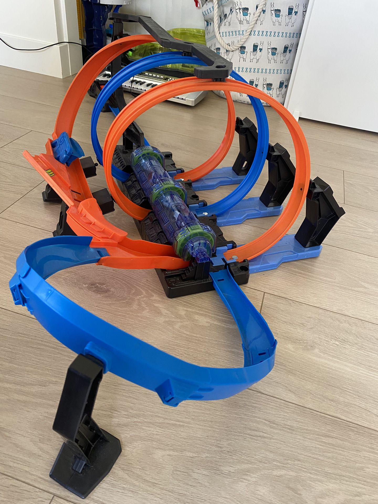 Hot Wheels Toy Car Track Set, Corkscrew Crash