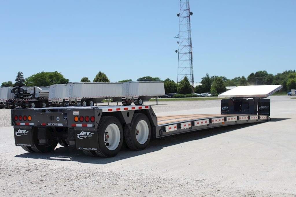 Lowboy trailer tires 235/88R22.5 XRV MICHELIN