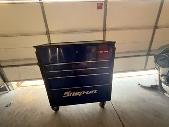 Snap-on tool box 40" Sliding Lid -5-Drawer Bed Liner Shop Cart ( Blue with Black Trim and Blackout Details Used but in very good condition some scrat
