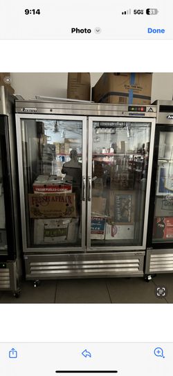 Commercisl Refrigerator. 