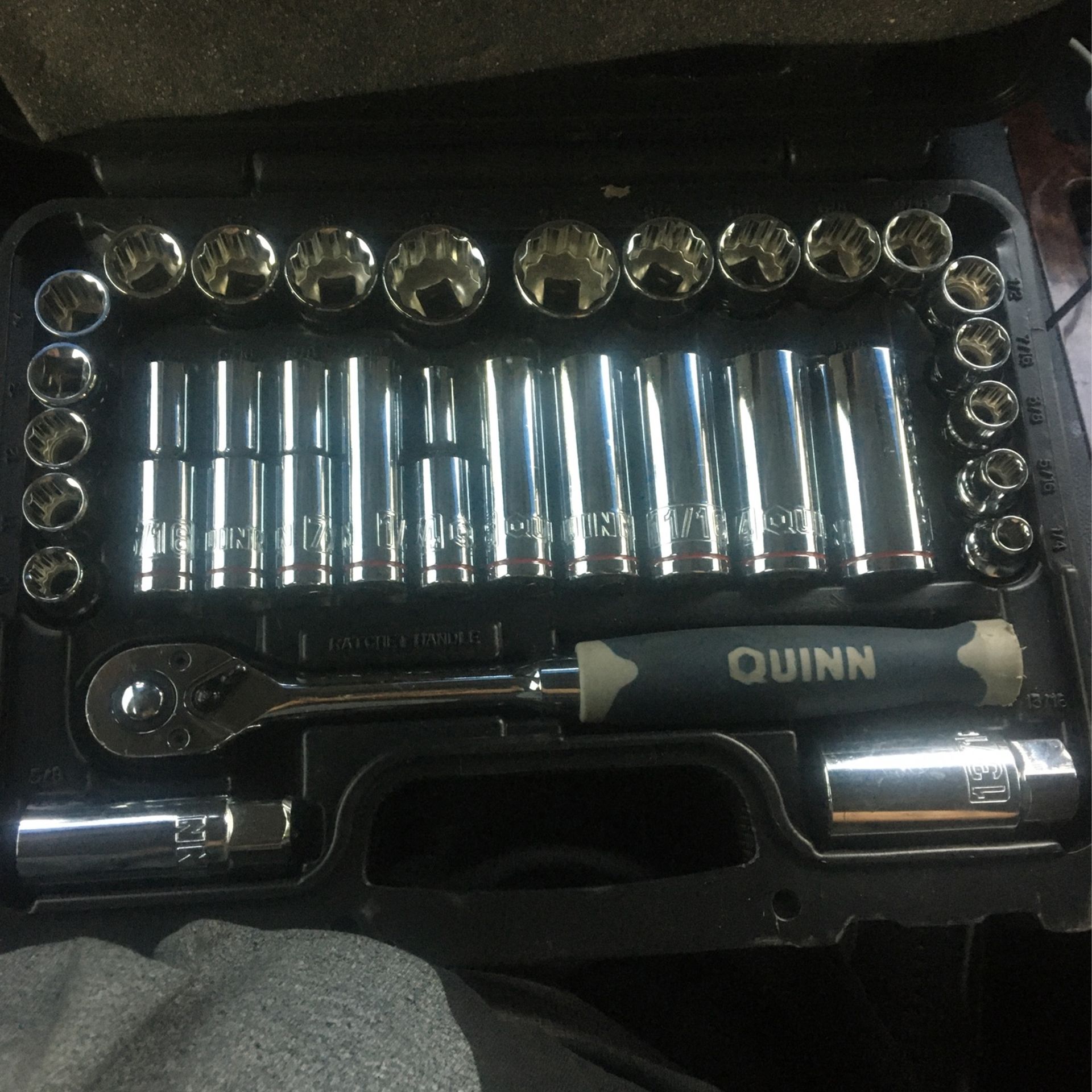 Quinn 3/8 Drive SAE and Metric High Visibility Socket Set 35-piece