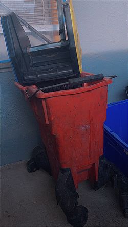 Rolling mop and bucket