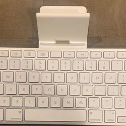 iPad / iPhone Keyboard Dock  