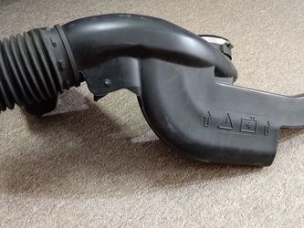Chevy GM Air Intake Rear Duct Assembly 15060999 25335370