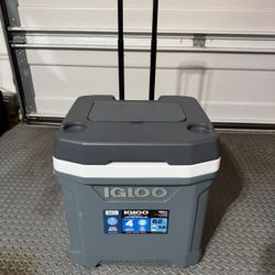 ❄️ Igloo Latitude 62 Qt Roller Cooler