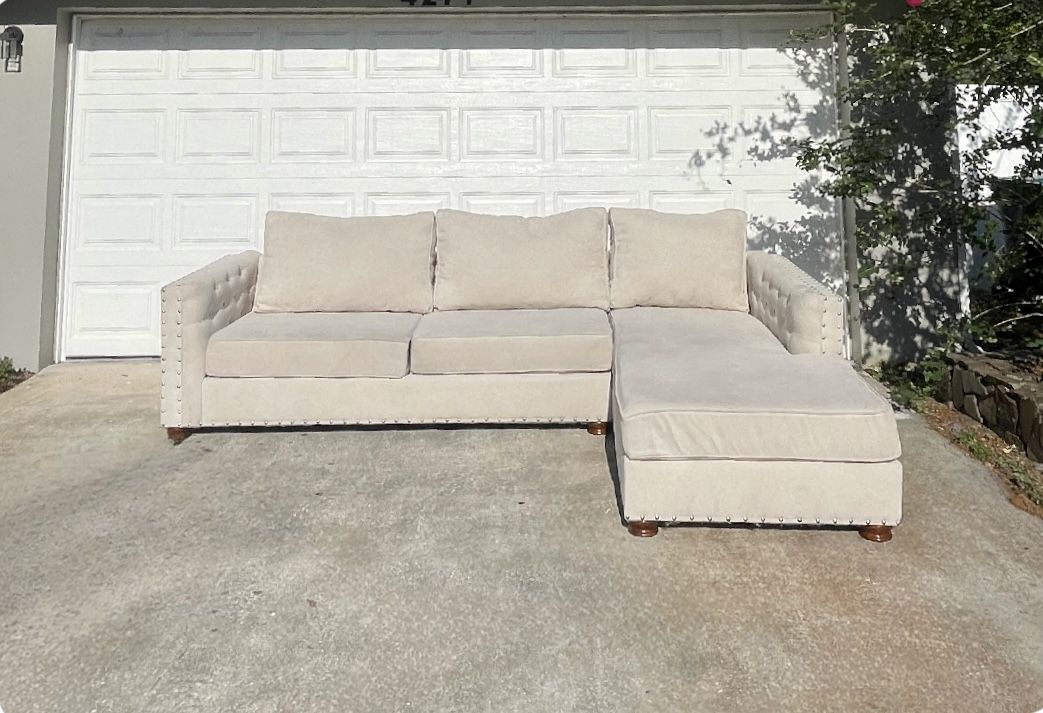 Beautiful Beige Sectional Couch / Sofa [FREE Delivery🚚]