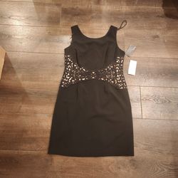 New with tag Donna Ricco New York sixe 12 sleeveless black sheath dress highlighted by an intricate, figure-flattering geometric crochet/lace panel,