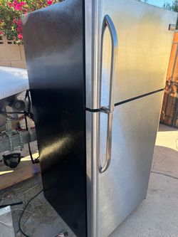 Frigidaire Top-Freezer Refrigerator Stainless Steel