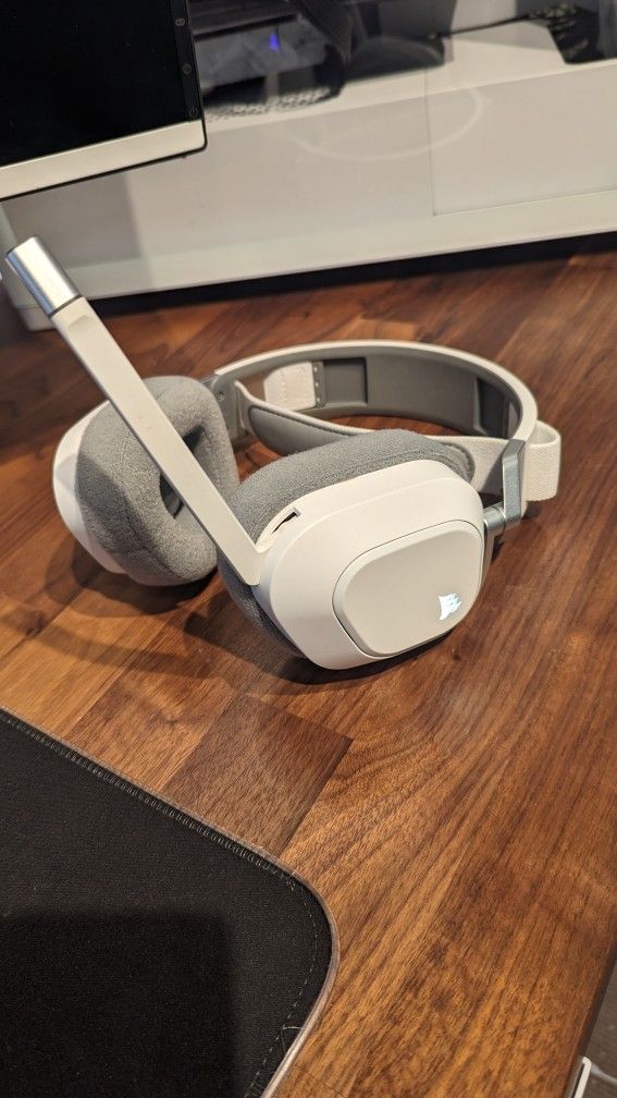 Corsair HS80 RGB Wireless - White